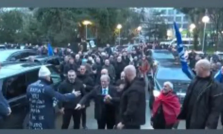 Lideri i opozitës niset nga selia blu drejt Kryeministrisë