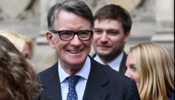 “Lidhje me Epstein”, lirohet me kusht ish-ambasadori britanik në SHBA