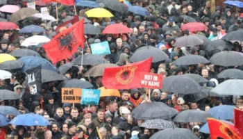 “Liri për çlirimtarët”/ Nis protesta në Prishtinë, qytetarët kërkojnë drejtësi për ish-krerët e UÇK-së