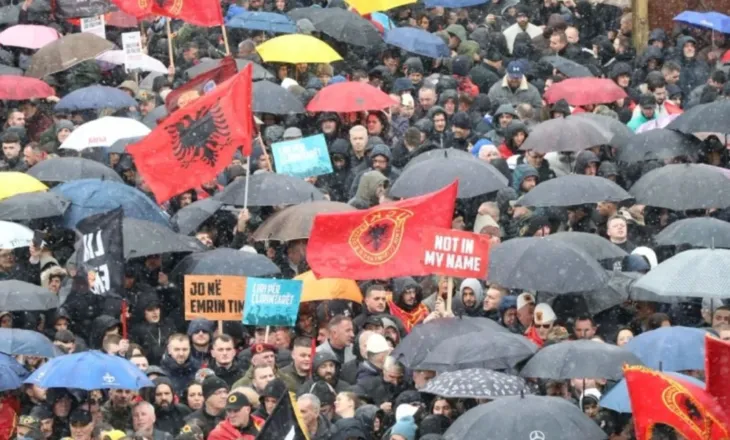 “Liri për çlirimtarët”/ Nis protesta në Prishtinë, qytetarët kërkojnë drejtësi për ish-krerët e UÇK-së