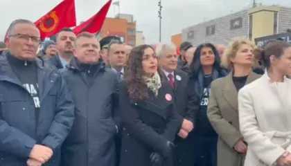 “Liria ka emër”/Nis protesta në Prishtinë, qytetarët mbushin sheshin “Skënderbeu”, iu bashkohet edhe Presidentja Osmani