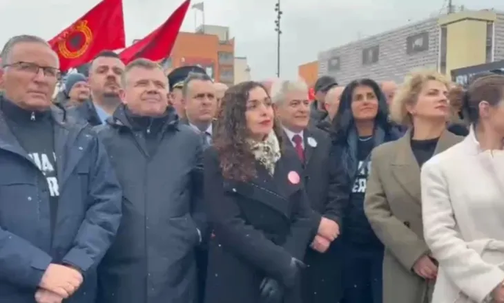 “Liria ka emër”/Nis protesta në Prishtinë, qytetarët mbushin sheshin “Skënderbeu”, iu bashkohet edhe Presidentja Osmani