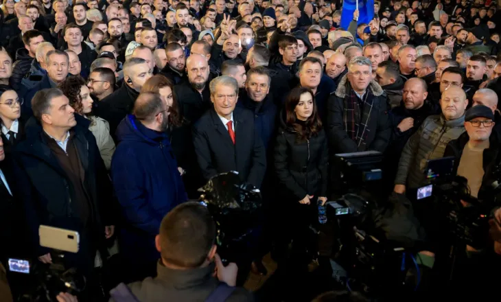 Lirohen protestuesit e opozitës, Noka: Policia u futi të miturve shishe me benzinë në çanta