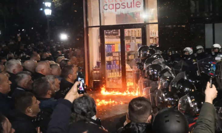 LIVE! Militantët e PD përplasen me policinë, sulmohet me molotov edhe një biznes privat