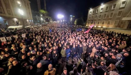Live/ Nis protesta e opozitës, Berisha mbërrin para Kryeministrisë. Policia nuk merr përsipër zhvillimin e tubimit