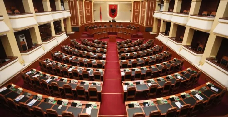 LIVE/ Nis seanca plenare në Kuvend, në fokus reforma Territoriale dhe interpelanca me ministrin e Drejtësisë