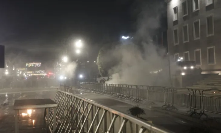 Live/ PD protestë para Kryeministrisë dhe Kuvendit, protestuesit qëllojnë me molotovë dhe fishekzjarrë. Policia përdor gaz lotsjellës