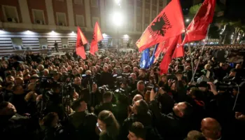 LIVE/ Protesta e opozitës, Berisha dhe tubuesit i drejtohen Kryeministrisë dhe Policisë së Shtetit. 1300 efektivë në gatishmëri, merren masa me autobotë uji