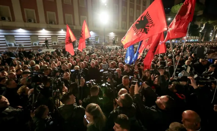 LIVE/ Protesta e opozitës, Berisha dhe tubuesit i drejtohen Kryeministrisë dhe Policisë së Shtetit. 1300 efektivë në gatishmëri, merren masa me autobotë uji