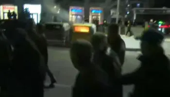 LIVE! Protestuesit e PD nisen në drejtim të Drejtorisë së Policisë Hidhen molotovë gjatë rrugës