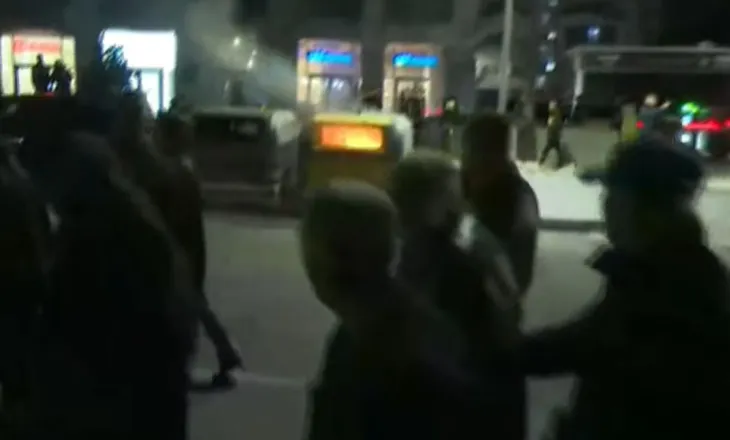 LIVE! Protestuesit e PD nisen në drejtim të Drejtorisë së Policisë Hidhen molotovë gjatë rrugës