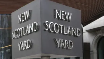 Londër, një 58-vjeçar akuzohet për 33 vepra penale seksuale