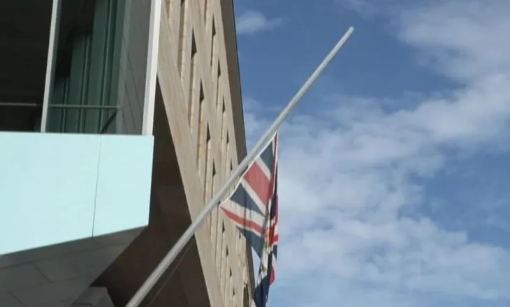 Londra fut në ‘lupë’ Lordin Mandelson, qeveria britanike bashkëpunon me policinë për hetimin e lidhjes me Epstein