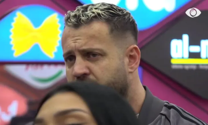 Luizi nuk i mban emocionet gjatë këngës së Shpat Kasapit në BBVA