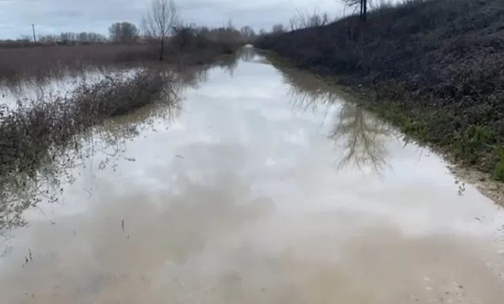 Lumi Ishëm del nga shtrati, izolon dy fshatra dhe përmbyt sipërfaqe të mëdha toke bujqësore