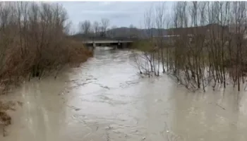 Lumi Ishëm në Fushë Krujë del nga shtrati, izolohet një lagje dhe dhjetra hektarë të përmbytur