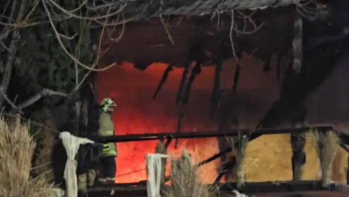 Lungomare, lokali përfshihet nga flakët. Flitet për dëme të konsiderueshme