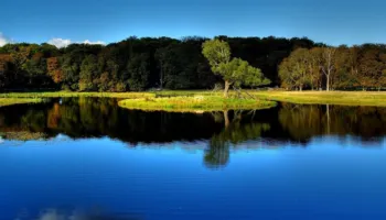 Lura, perla e maleve shqiptare/ Shtatë sy të kaltër me qerpikë të gjelbër