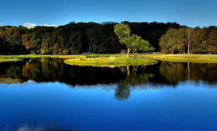 Lura, perla e maleve shqiptare/ Shtatë sy të kaltër me qerpikë të gjelbër