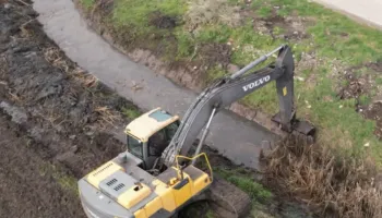 Lushnja kujtohet për kanalizimet/ Pas përmbytjeve të tokave bujqësore, nis aksion për pastrimin e kanaleve kulluese