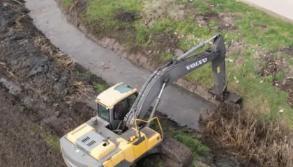 Lushnja kujtohet për kanalizimet/ Pas përmbytjeve të tokave bujqësore, nis aksion për pastrimin e kanaleve kulluese