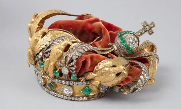 Luvri do të restaurojë kurorën e shkatërruar nga grabitësit, por mungojnë 10 diamante