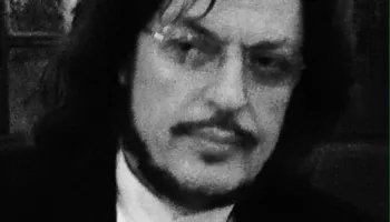 “Ma mbush kamerier”, Leka Sefla lexon poezinë e Riza Brahollit (Video)