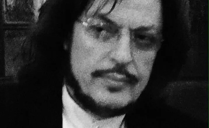 “Ma mbush kamerier”, Leka Sefla lexon poezinë e Riza Brahollit (Video)