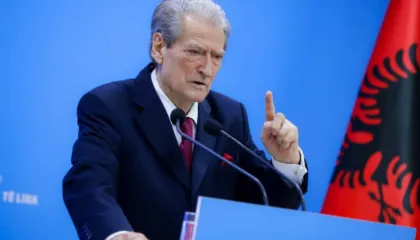 “‘Mafia e Surrelit’ është skemë grabitjeje kombëtare”/ Berisha: Kompania që “dhuroi” pallatin në pajë, të Linda Ramës