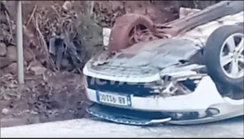 Makina del nga rruga dhe përmbyset pranë urës së Bushtricës