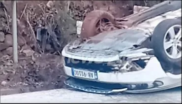 Makina del nga rruga dhe përmbyset pranë urës së Bushtricës