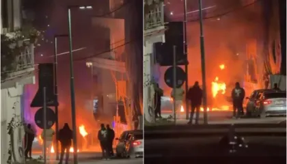 Makina përfshihet nga flakët gjatë lëvizjes, bllokohet rruga në zonën e Ujit të Ftohtë