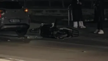 Makina përplas motorin në Lungomare, drejtuesi i motomjetit transportohet me urgjencë në spitalin e Vlorës