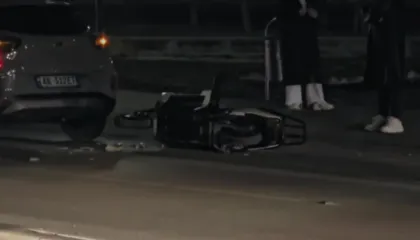 Makina përplas motorin në Lungomare, drejtuesi i motomjetit transportohet me urgjencë në spitalin e Vlorës