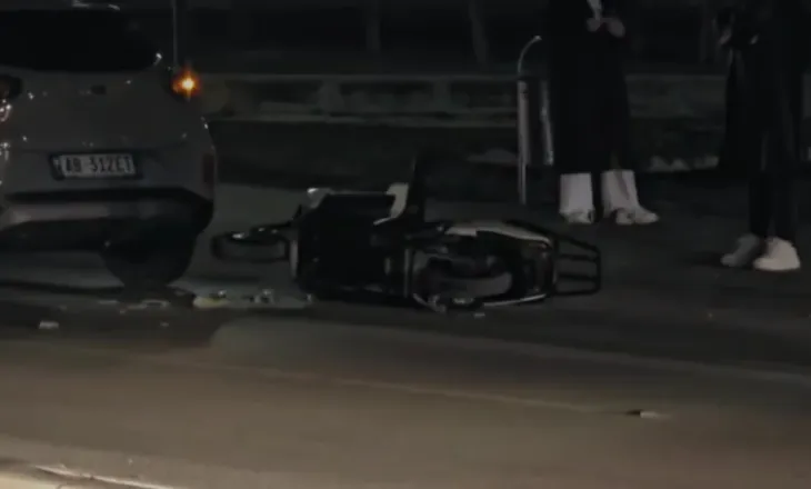 Makina përplas motorin në Lungomare, drejtuesi i motomjetit transportohet me urgjencë në spitalin e Vlorës