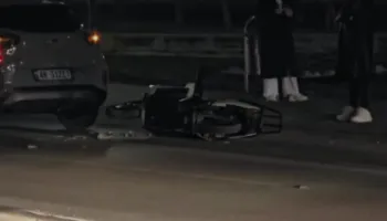 Makina përplas motorin në Lungomare, një i plagosur