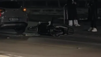 Makina përplas motorin në Lungomare, plagoset drejtuesi i motomjetit, transportohet me urgjencë në spital