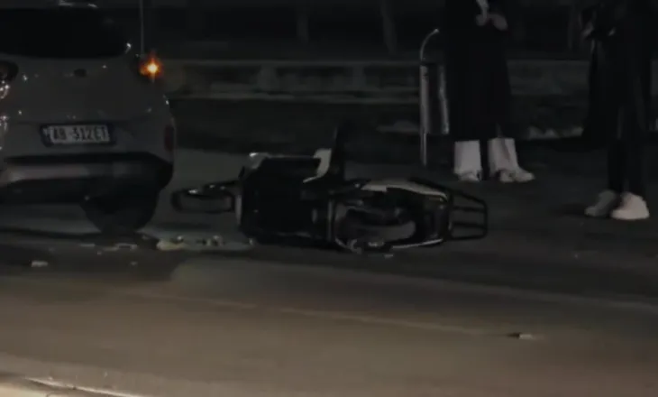 Makina përplas motorin në Lungomare, plagoset drejtuesi i motomjetit, transportohet me urgjencë në spital