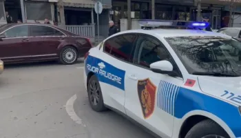 Makina përplas të moshuarën ndërsa kalonte vijat e bardha në Korçë