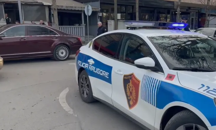 Makina përplas të moshuarën ndërsa kalonte vijat e bardha në Korçë