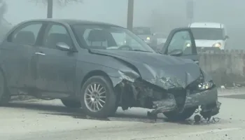 Makina përplaset me bordurën pranë rreth-rrotullimit të Grabjanit në Lushnjë (DETAJE)
