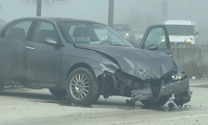 Makina përplaset me bordurën pranë rreth-rrotullimit të Grabjanit në Lushnjë (DETAJE)