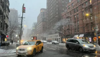 “Makth” i bardhë në Nju Jork dhe paralajmërime për stuhi dëbore, anulime fluturimesh dhe rekomandime për të kufizuar udhëtimet
