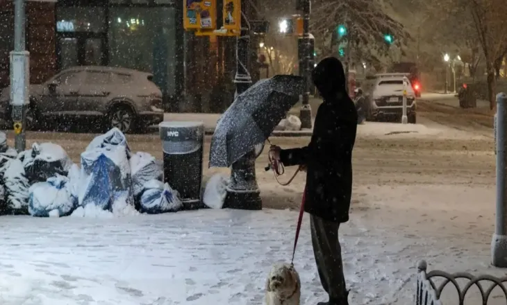 Makth i bardhë në Nju Jork/ Stuhi dëbore, anulime fluturimesh dhe kufizime në lëvizje