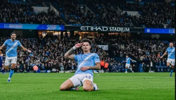 Man. City i “falet” një 20-vjeçari dhe e mbyll pjesën e parë në avantazh ndaj Newcastle (video)