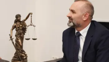 Manja paralajmëron drejtësinë: Vërini gishtin kokës! Do ndërhyjmë në sistem!