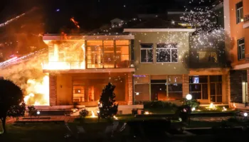 Marrëzia opozitare përvëlon ish-vilën e Enver Hoxhës me njerëz brenda