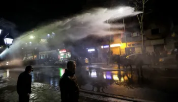 Marshimi i opozitës shoqërohet me molotovë dhe gaz lotsjellës