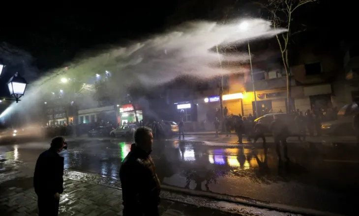 Marshimi i opozitës shoqërohet me molotovë dhe gaz lotsjellës