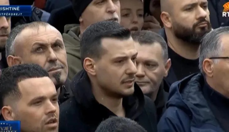 Marshimi paqësor në Prishtinë, pranë djemëve të çlirimtarëve edhe Yll Limani